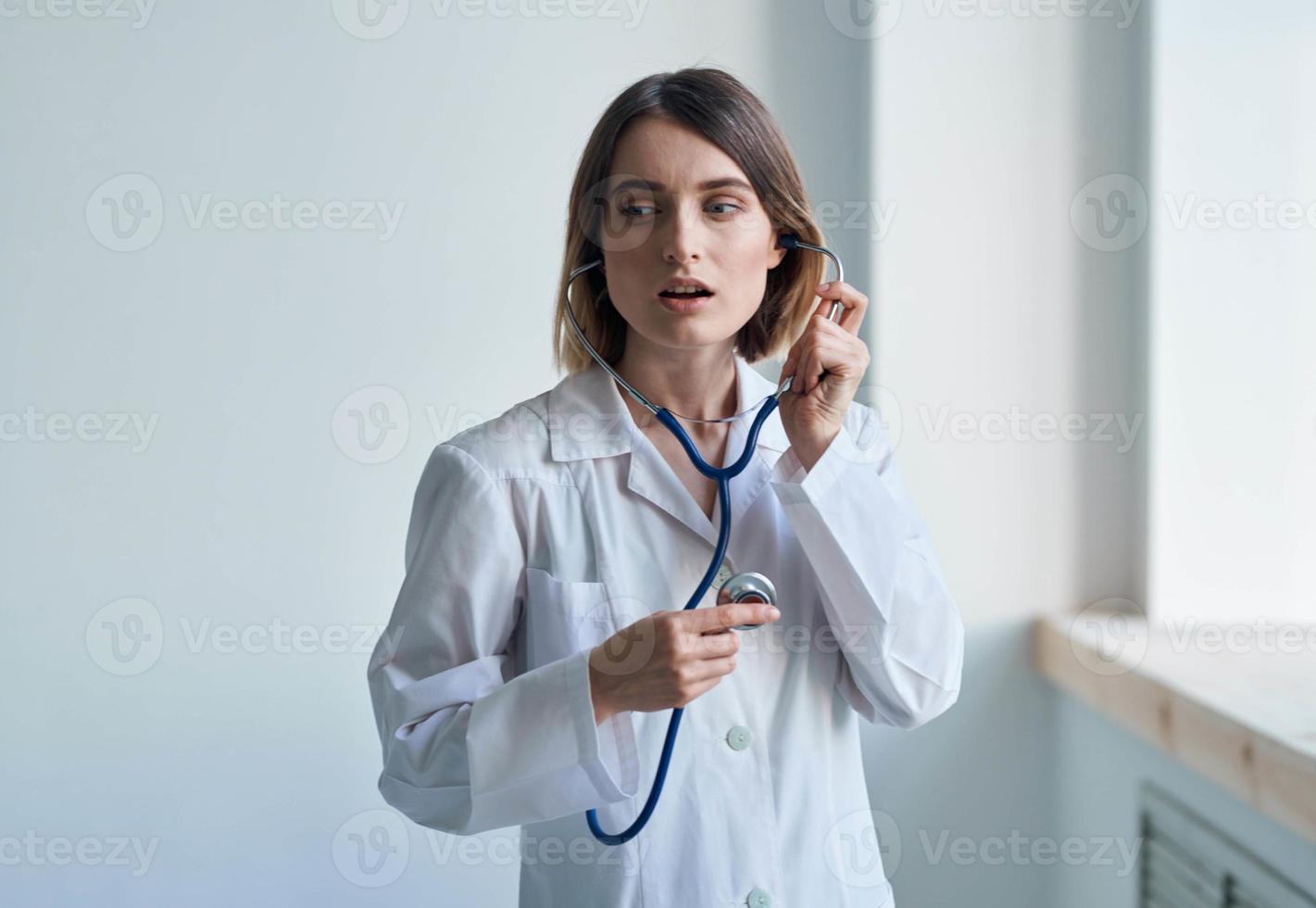 infermiera nel un' medico toga e un' stetoscopio in giro sua collo Sorridi ritratto foto
