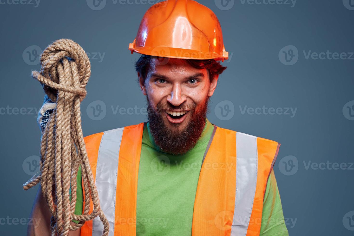 emotivo uomo nel opera uniforme arancia casco corda professionale foto