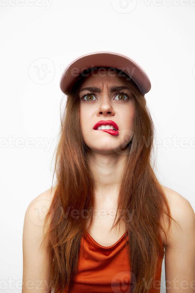 emotivo donna nel un' berretto il sfacciato Guarda di lusso morsi suo labbro sexy foto
