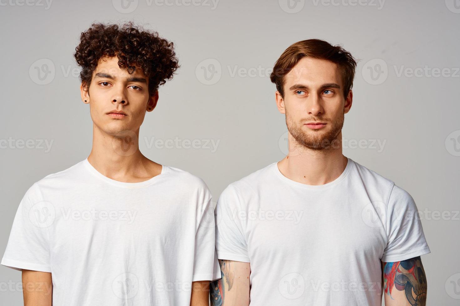 Due amici nel bianca magliette divertimento emozioni isolato sfondo foto