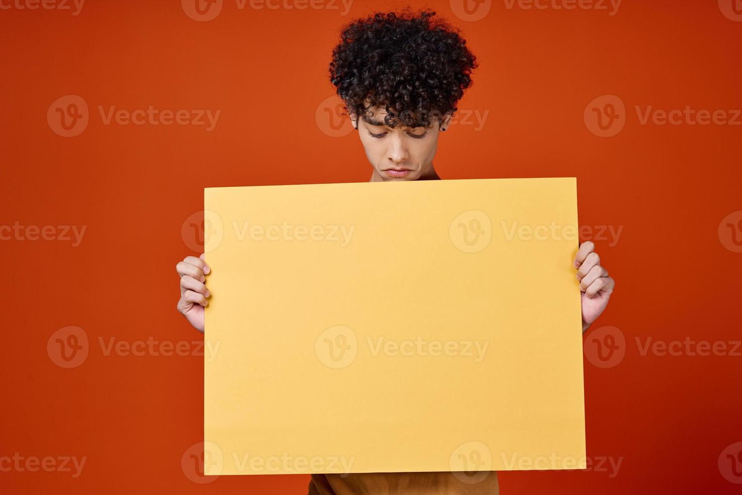 tipo con Riccio capelli giallo manifesto pubblicità rosso isolato sfondo foto