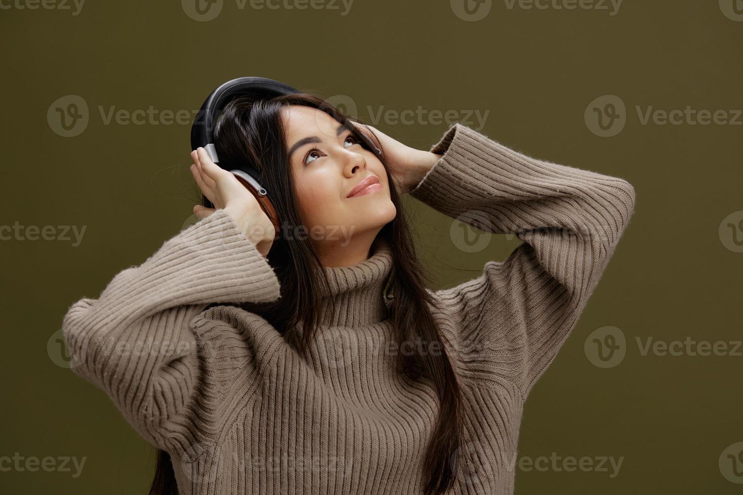 bella donna nel cuffie ascoltando per musica emozioni studio modello foto