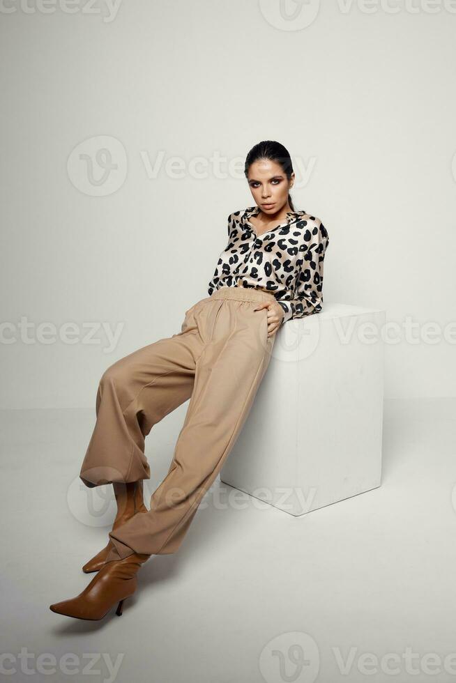 donna nel moda Abiti leopardo camicia fascino luminosa trucco foto