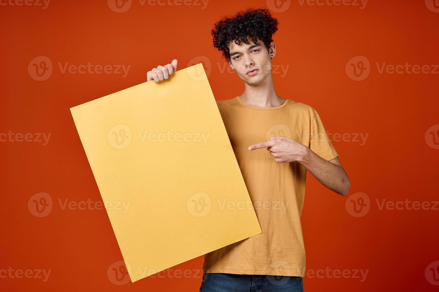 tipo con Riccio capelli studio pubblicità modello rosso sfondo foto