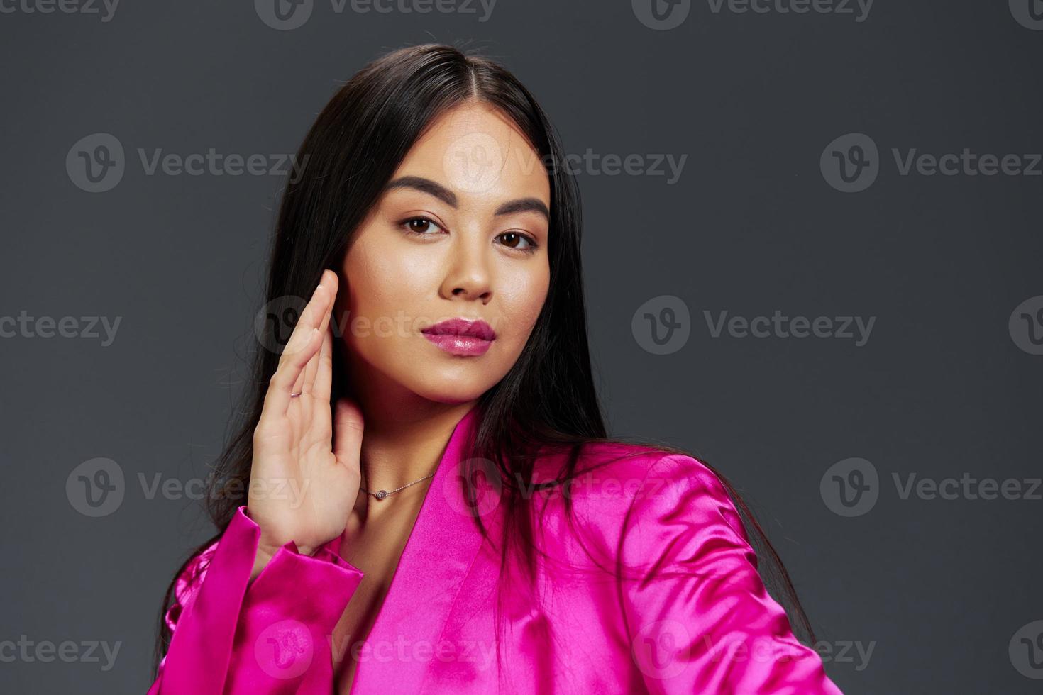 giovane donna nel un' rosa vestito lusso avvicinamento luminosa trucco stile di vita foto