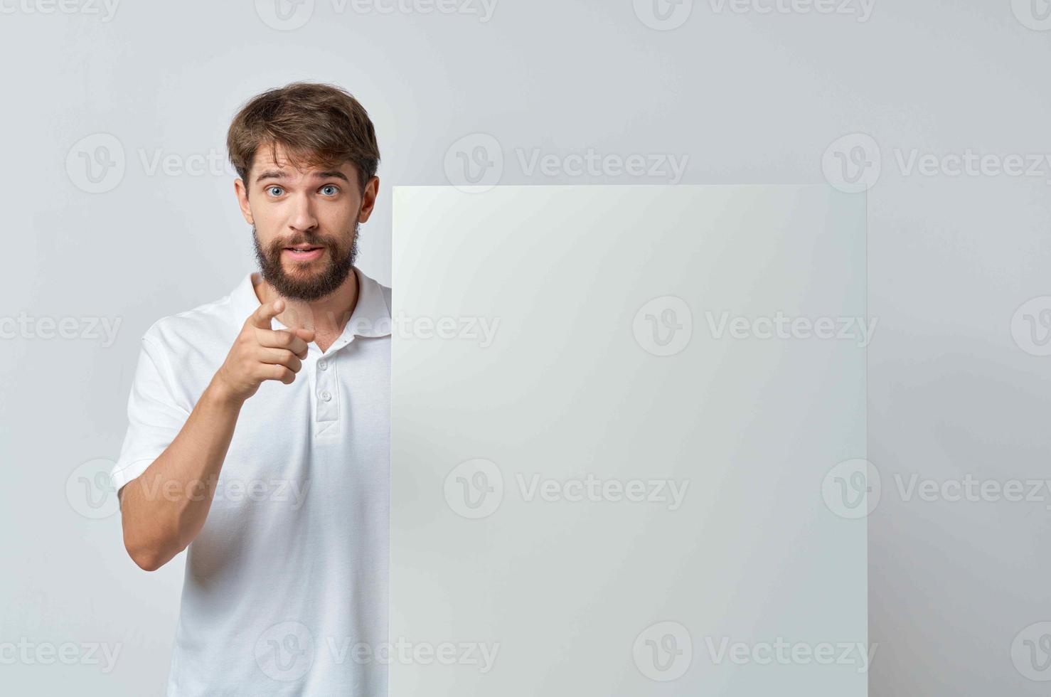 uomo nel bianca camicia bianca modello manifesto pubblicità studio leggero sfondo foto