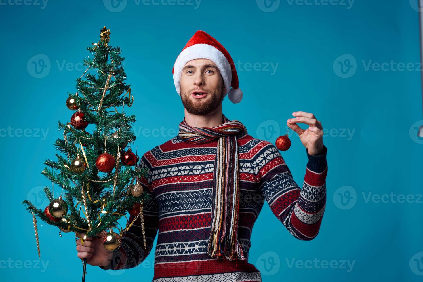 allegro uomo nel un' Natale bianca modello manifesto blu sfondo foto