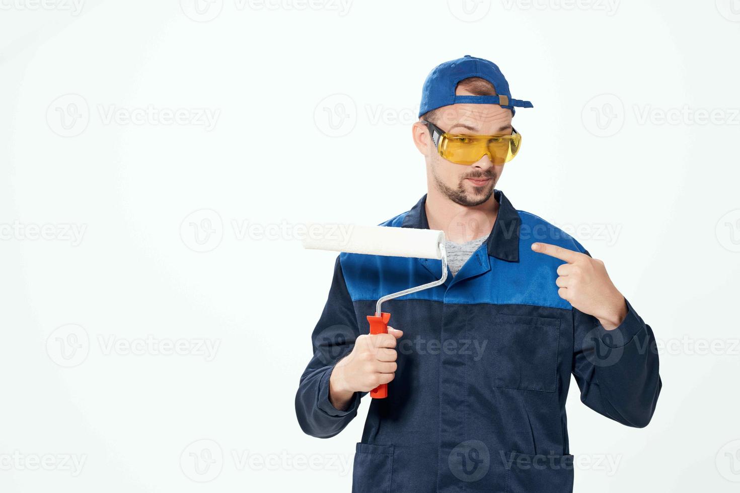 uomo nel Lavorando uniforme pittore casa rinnovamento decorazione foto