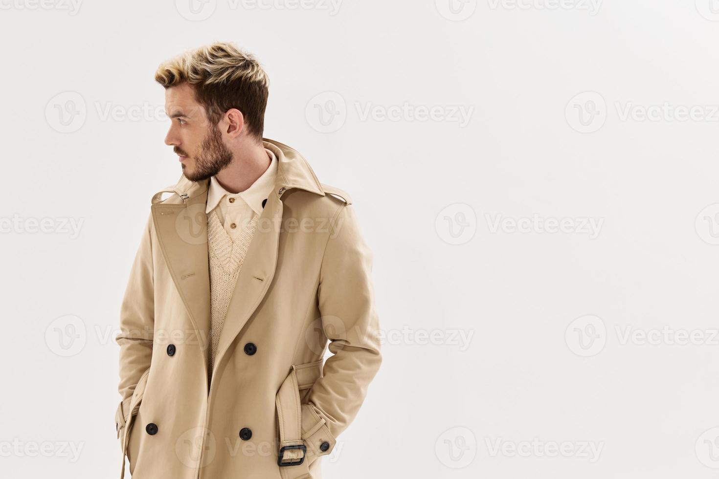 uomo nel cappotto mani nel tasca Guarda a parte moda autunno stile foto