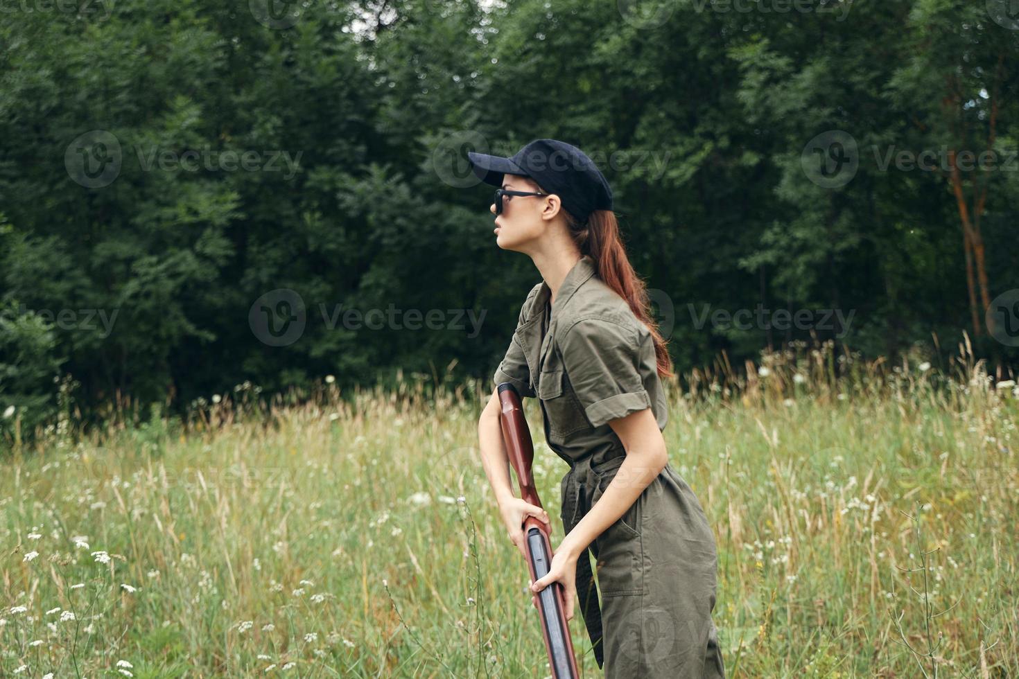 donna su natura nel un' verde tuta a caccia arma fresco aria foto