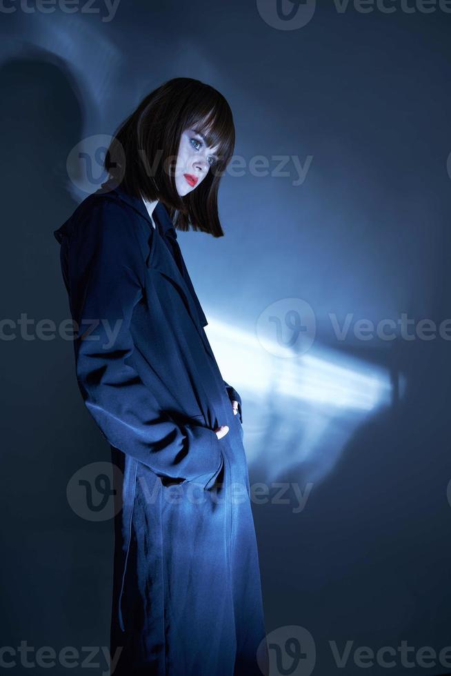 persona nero mantello buio isolato sfondo casuale indossare foto