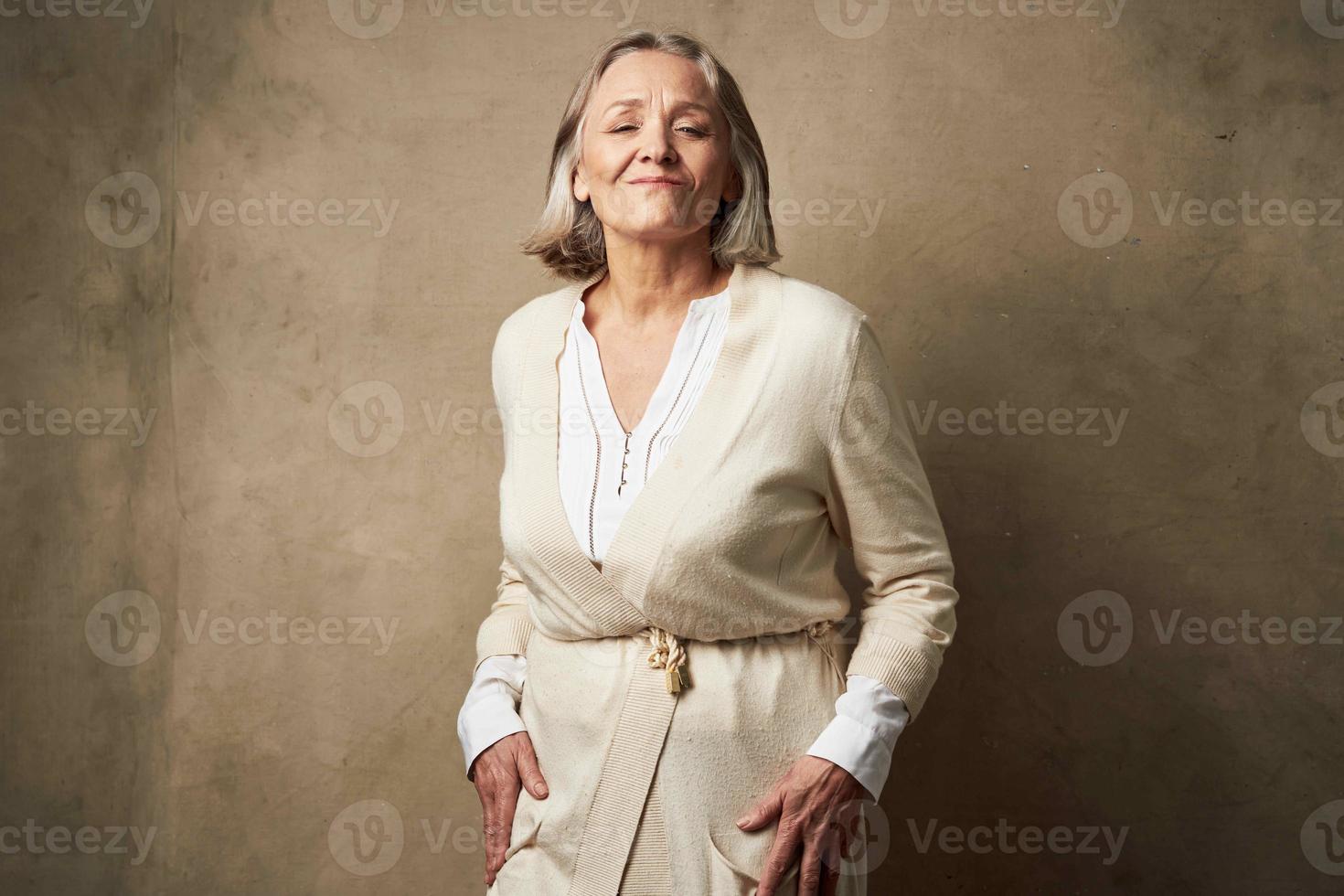 anziano donna nel accappatoio moda in posa nonna foto