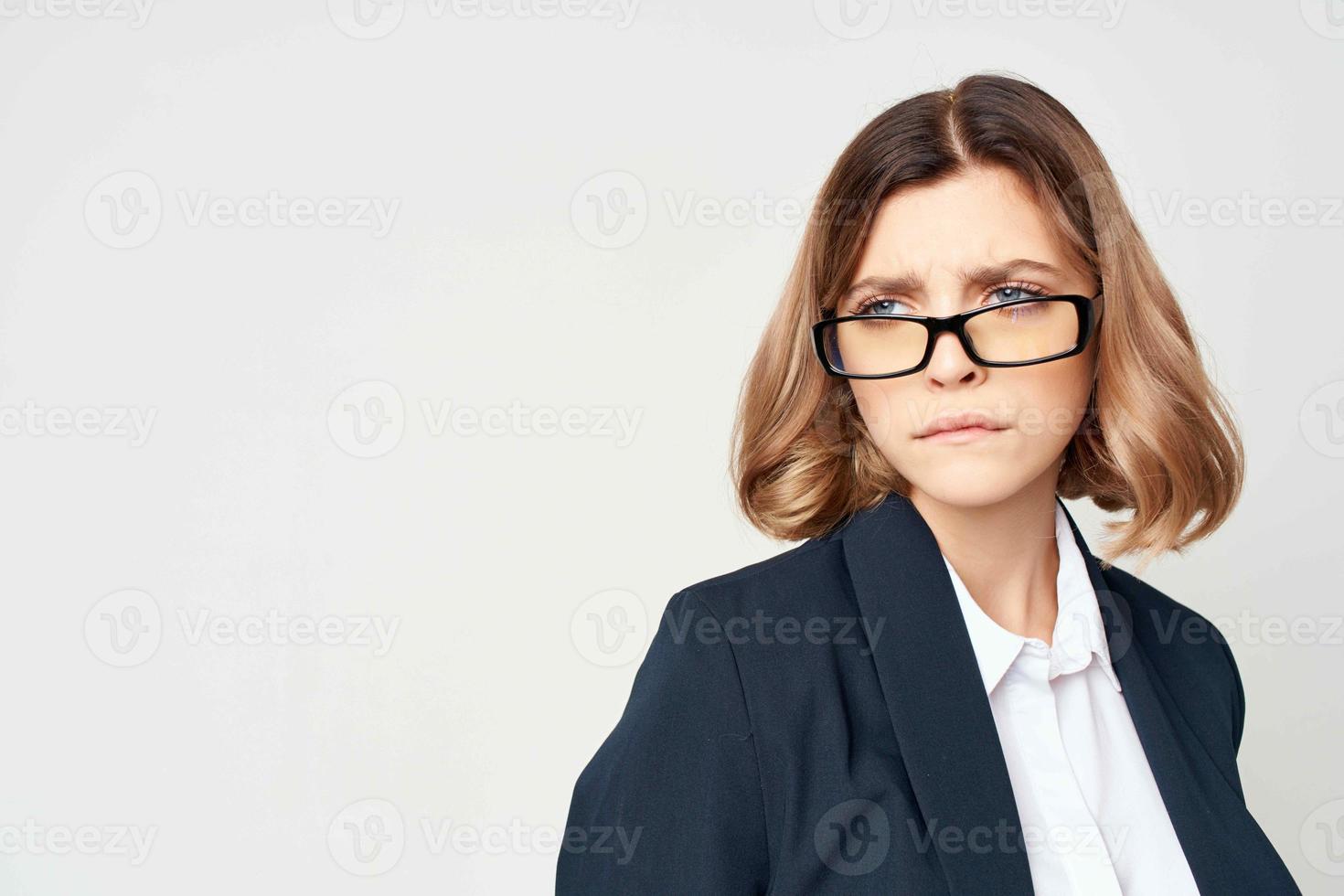 attività commerciale donna nel nero giacca documenti opera isolato sfondo foto