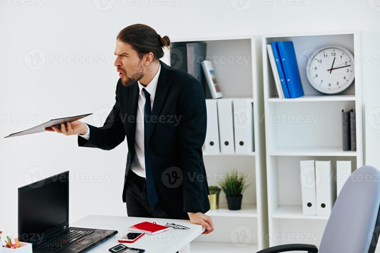 uomo nel un' completo da uomo Tenere un' Telefono telefono ufficio stile di vita foto