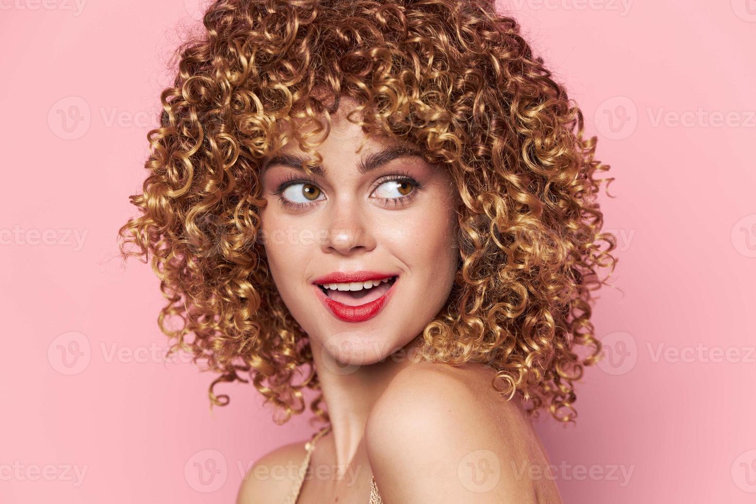 donna ritratto Riccio capelli lato Visualizza Sorridi ritagliata Visualizza rosa sfondo moda foto