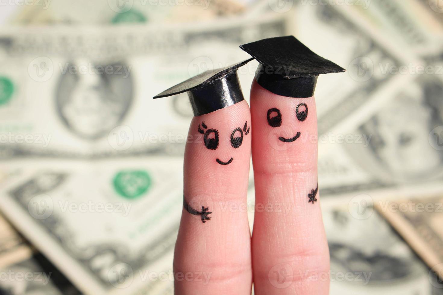 studenti Tenere diploma dopo la laurea su sfondo dollari foto