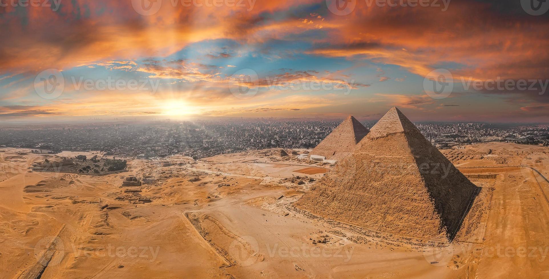 magico tramonto al di sopra di il egiziano piramidi. aereo Visualizza di il piramidi di Giza nel Egitto. foto