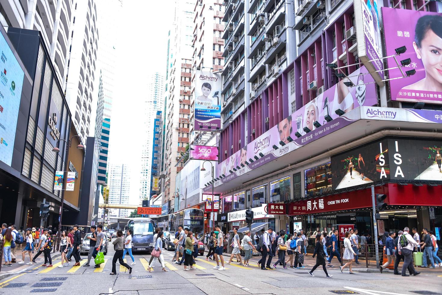 hong kong - apr 19, 2017-centrale quartiere,, traffico e città vita nel asiatico internazionale attività commerciale e finanziario centro. il città è uno di il maggior parte popolato le zone nel il mondo. hong kong. foto