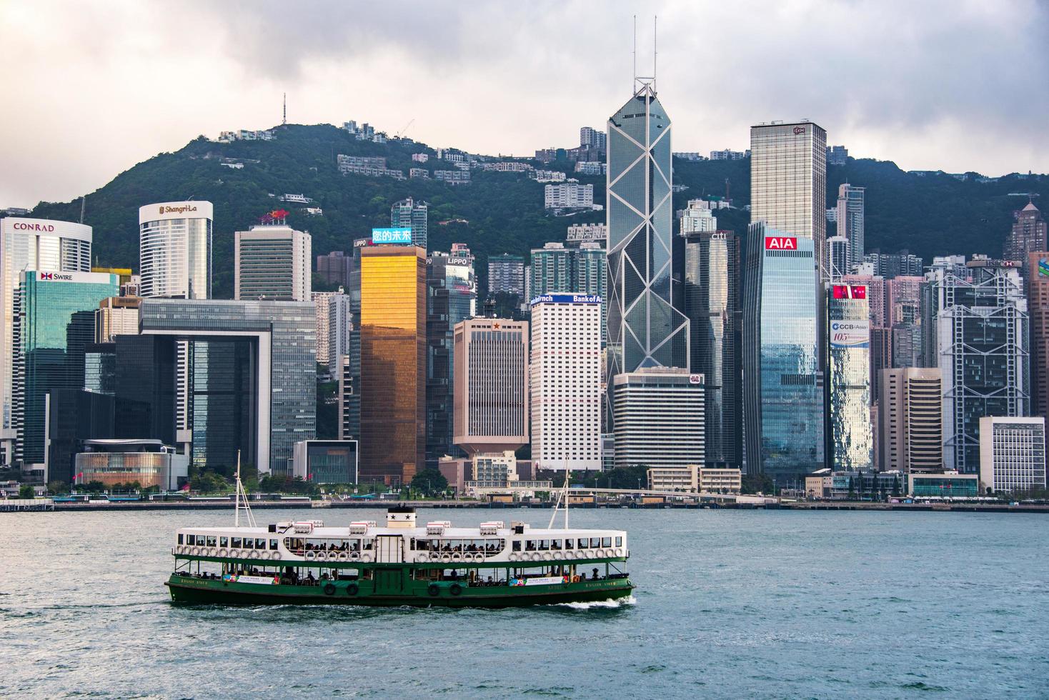 hong kong - apr 19 città paesaggio di hong kong a partire dal kowloon lato attraverso a partire dal vincitore porto, hong kong. aprile 19, 2017. il punto di riferimento di hong kong. foto