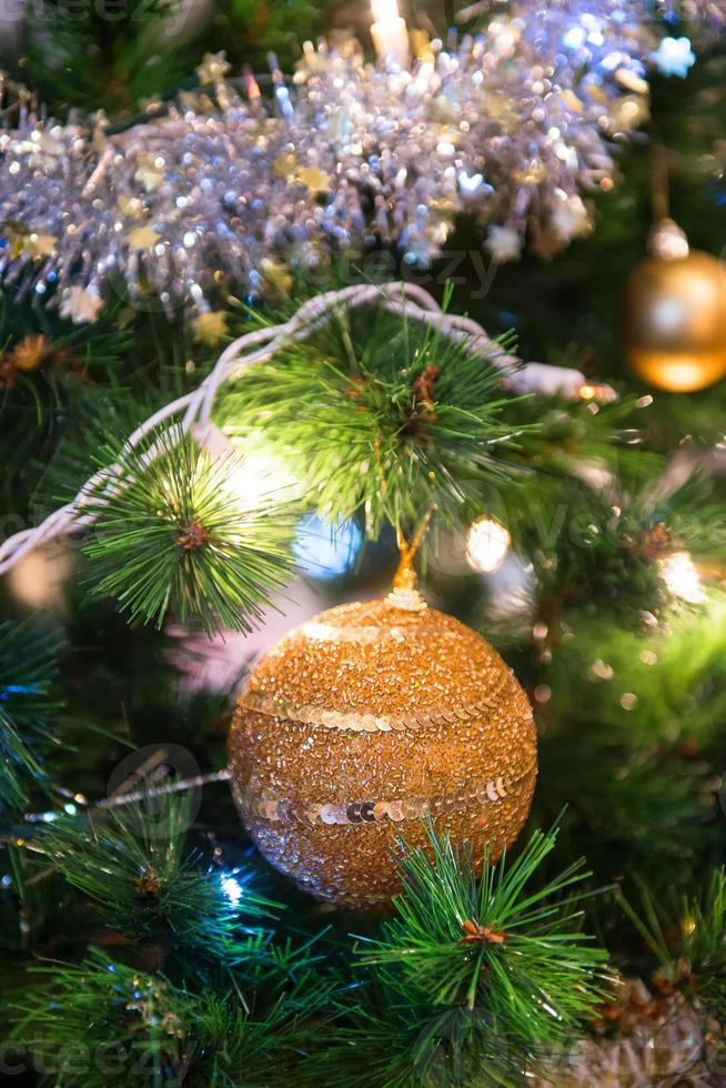 Natale albero e decorazioni e luci foto