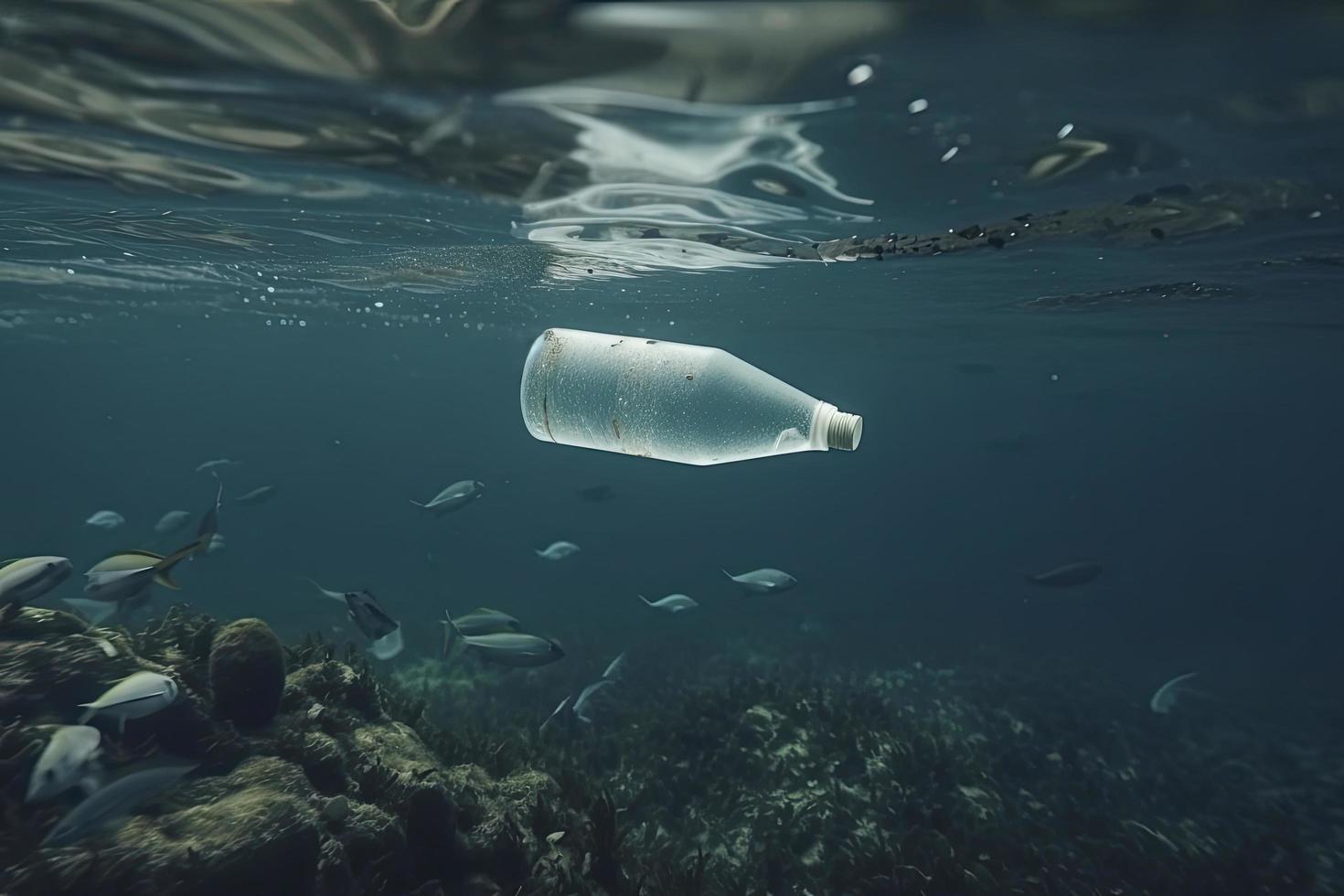 plastica bottiglia galleggiante nel oceano con acquatico animale, pesce. inquinamento di plastica e spazzatura nel Aperto mare concetto foto