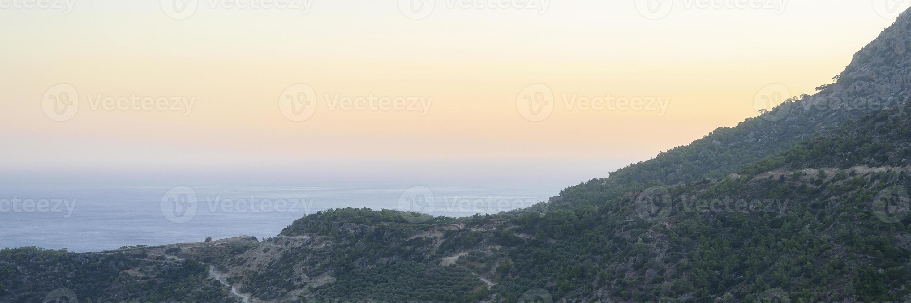 crepuscolo paesaggio di montagna con vista sul mar mediterraneo foto