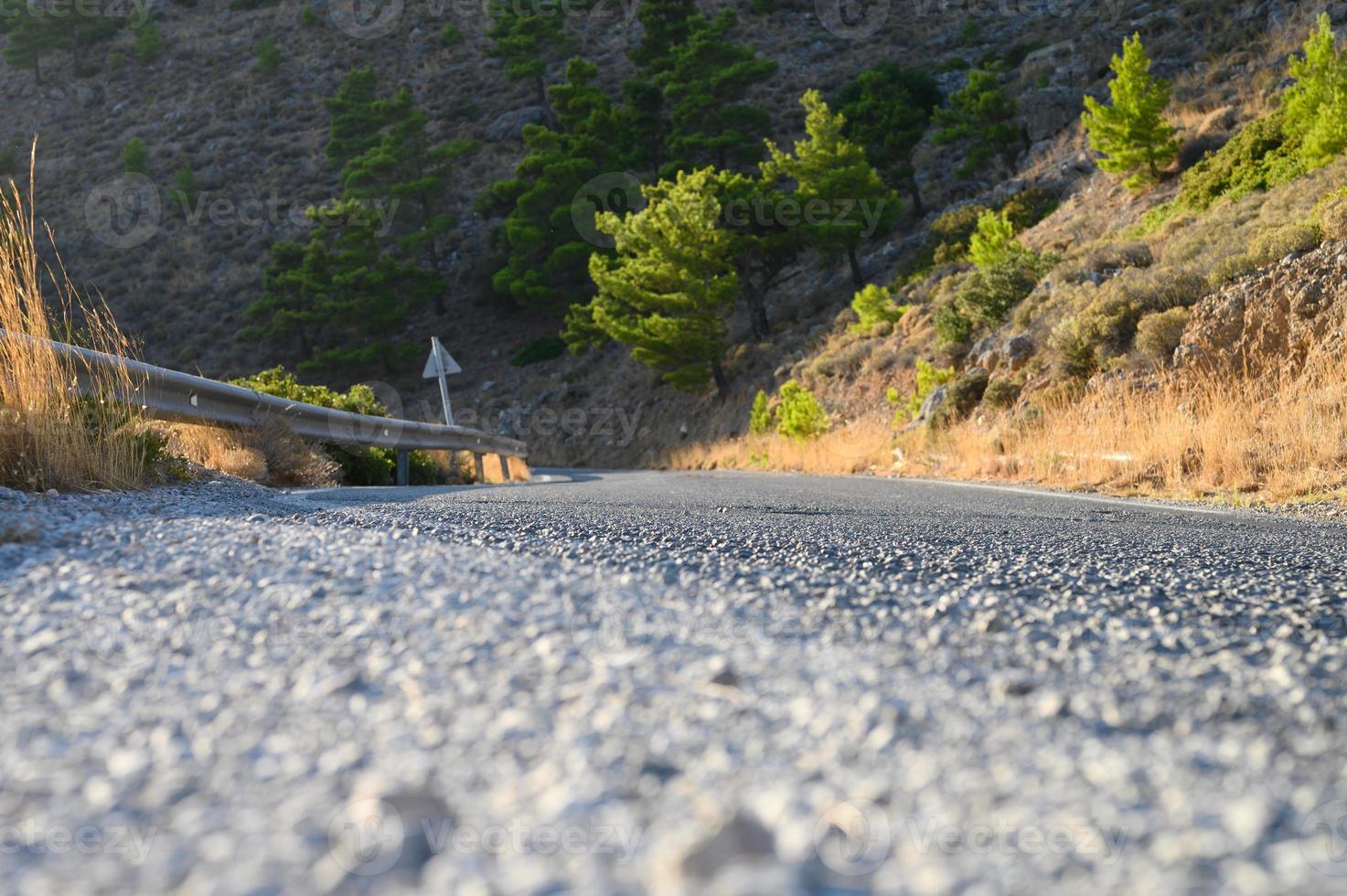 una strada tortuosa in montagna con il tramonto all'ora d'oro foto