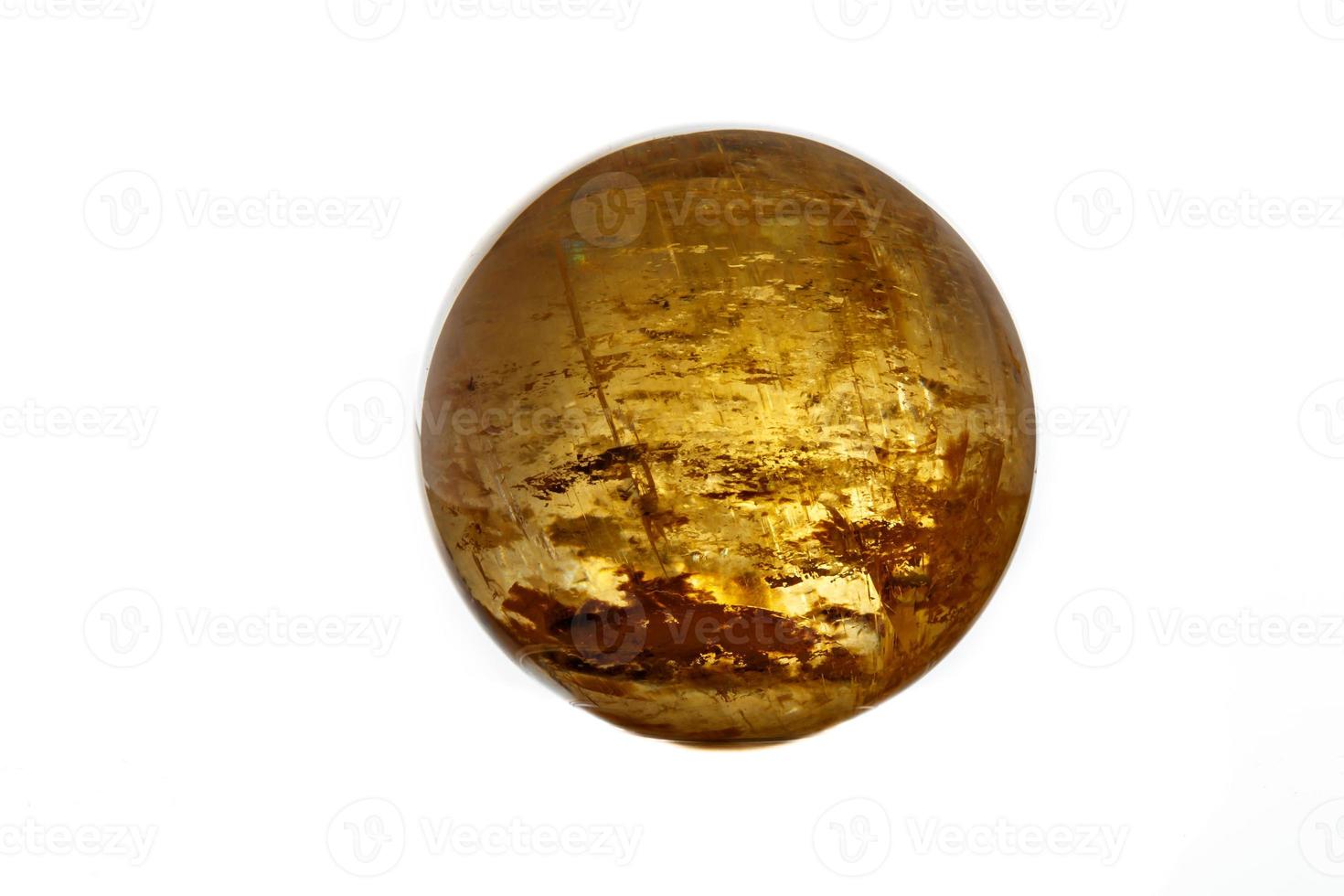 macro minerale pietra calcite globo su un' bianca sfondo foto