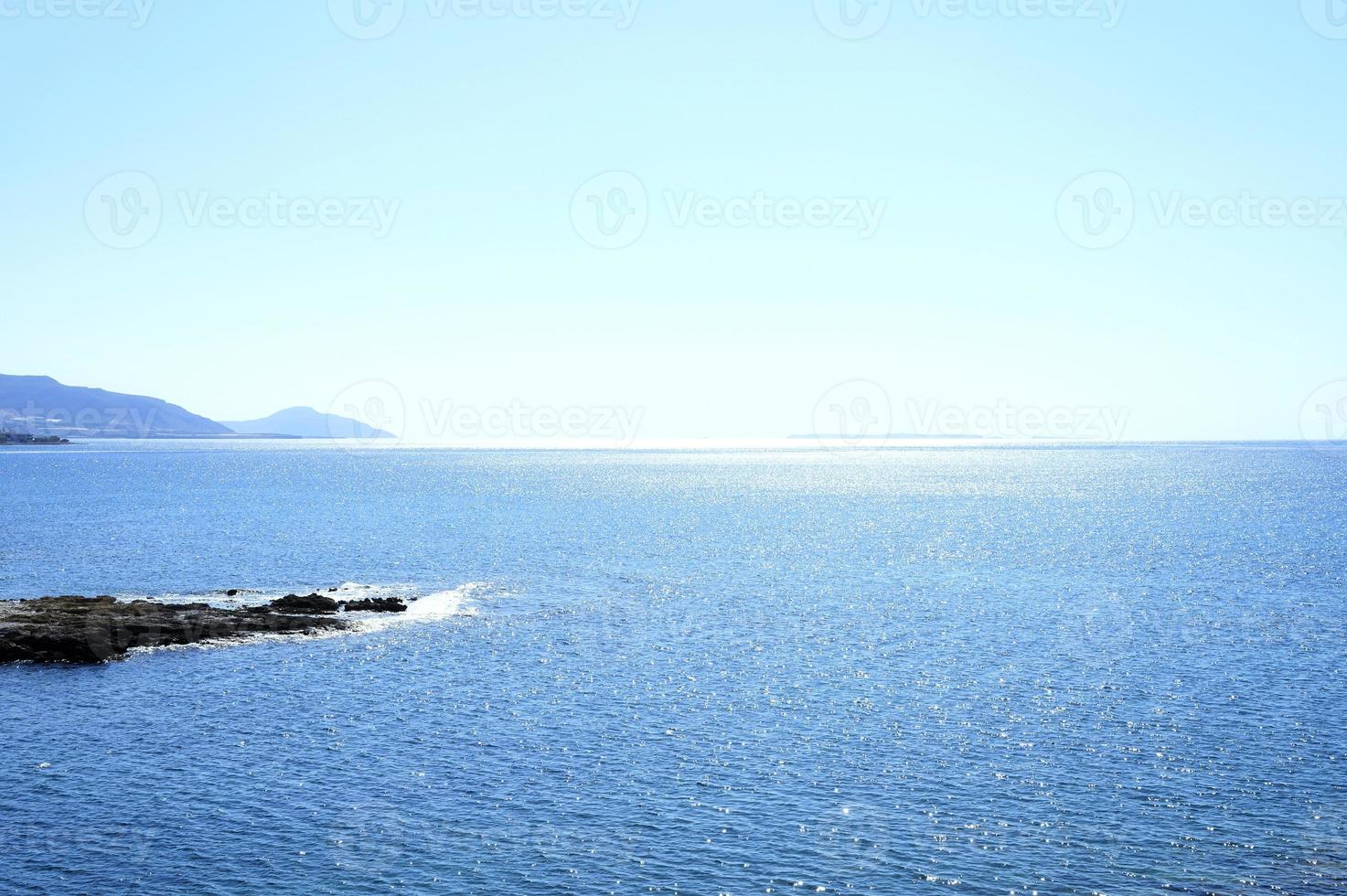 paesaggio marino con montagne e rocce all'alba, bella acqua blu e cielo foto