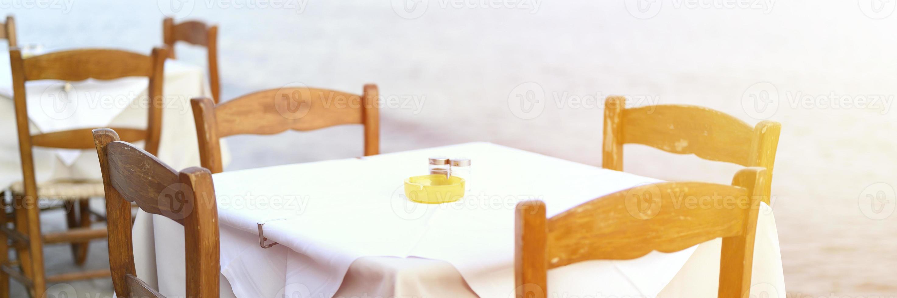 tavoli del caffè sull'argine mediterraneo del mare foto