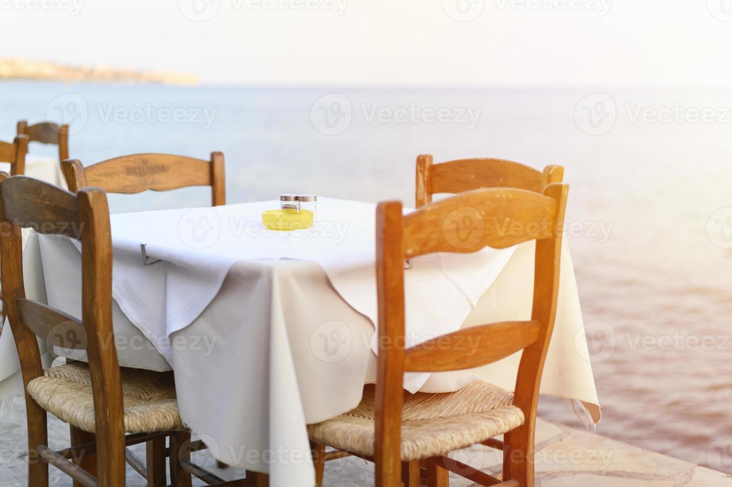 tavoli del caffè sull'argine mediterraneo del mare foto