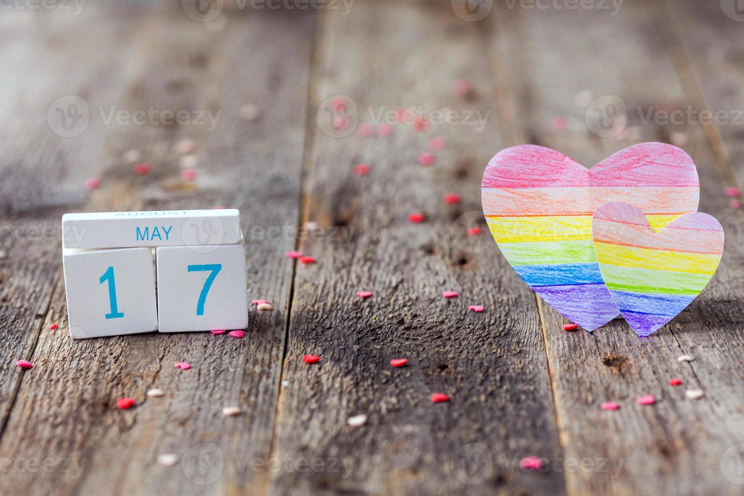 di legno calendario con Data 17 Maggio e cuore dipinto nel arcobaleno colore. internazionale giorno contro omofobia, transfobia e bifobia. lgbt. foto