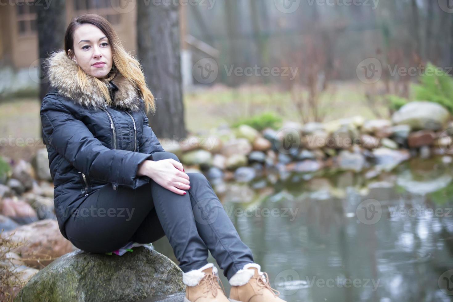 donna nel un' giacca su un' sfondo di natura. foto