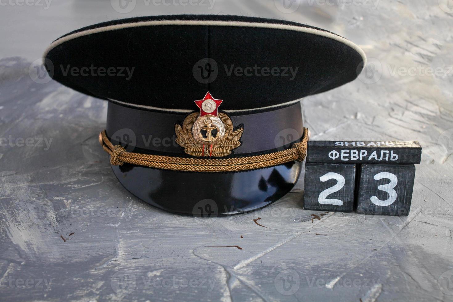 di legno calendario con il Data di febbraio 23, e copricapo ufficiale di il Marina Militare di il ussr e Russia difensore di il patria giorno. uomini giorno nel Russia. foto