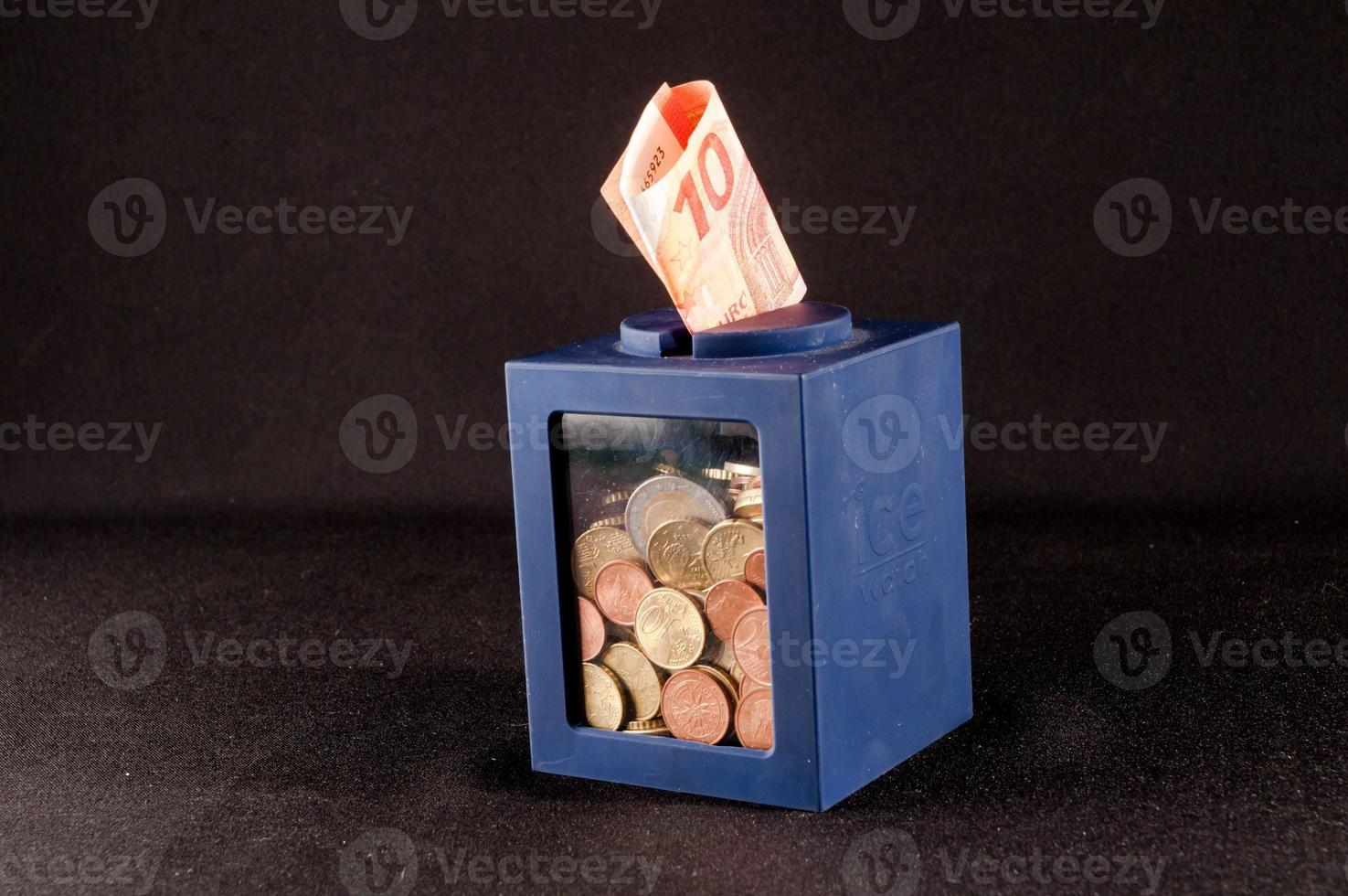 scatola con i soldi foto
