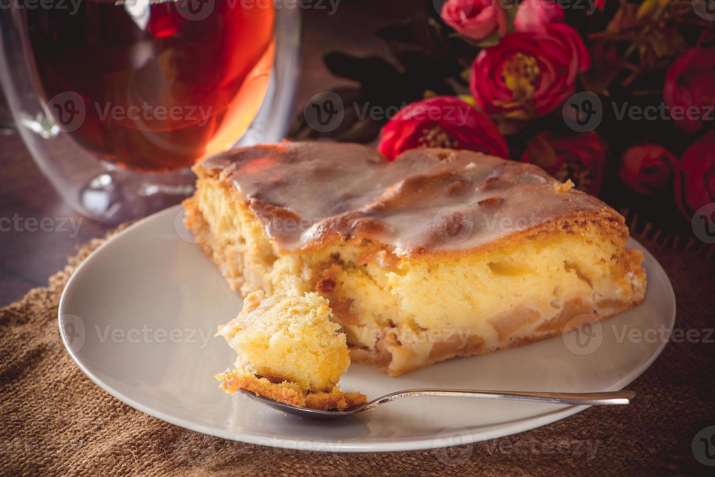 torta fatta in casa su un piatto bianco foto