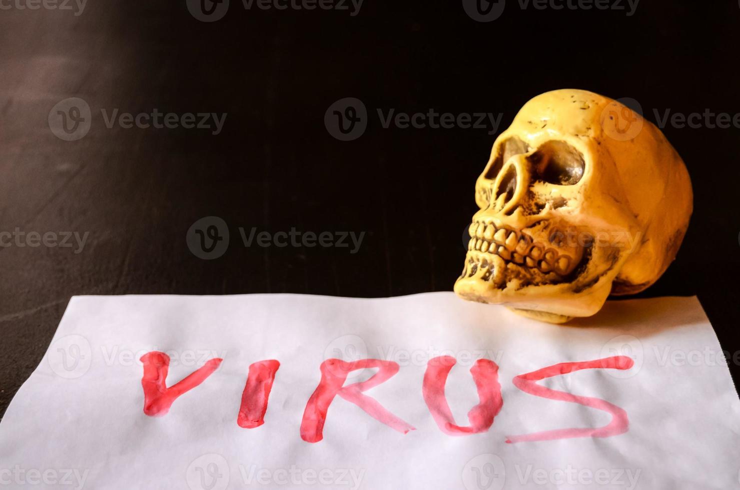 virus parola scritto su carta e cranio foto