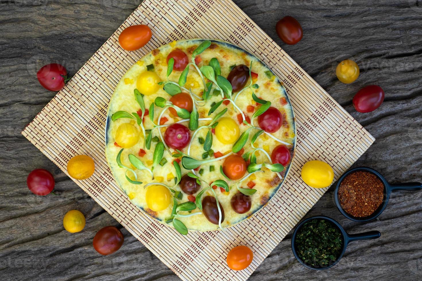 pizza vegetariana fatta in casa con pomodorini foto