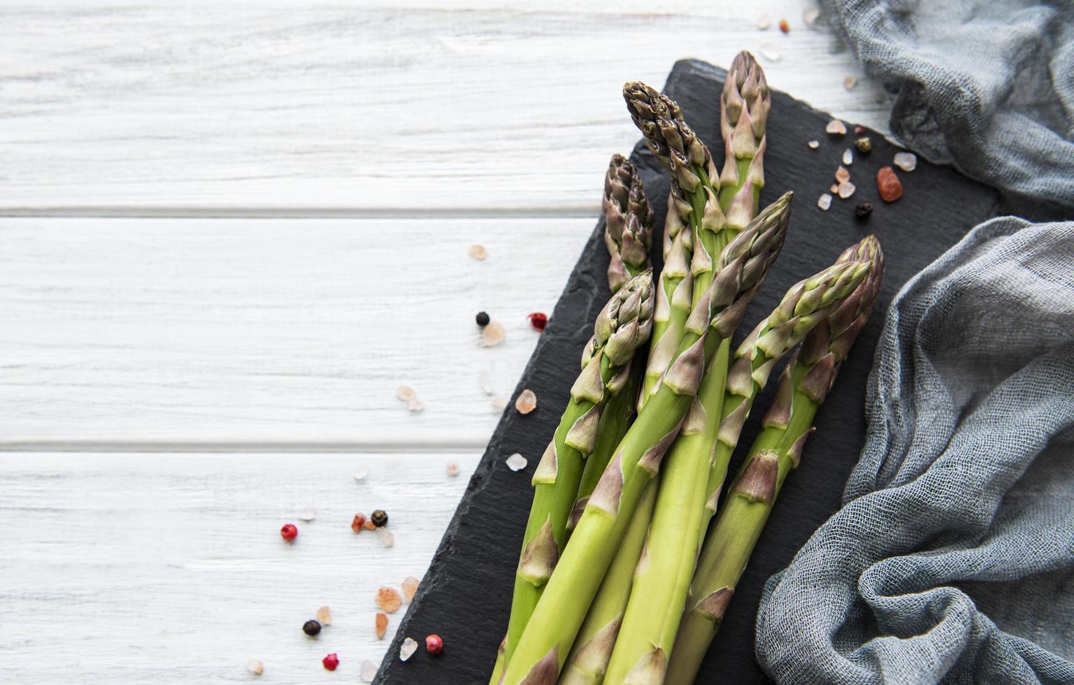 asparagi verdi freschi foto