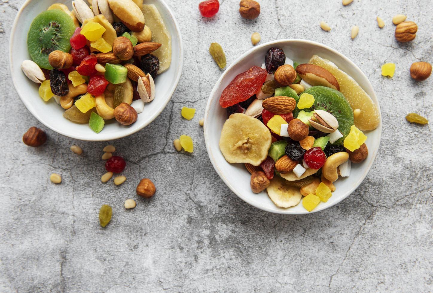 ciotole con vari tipi di frutta secca e noci foto