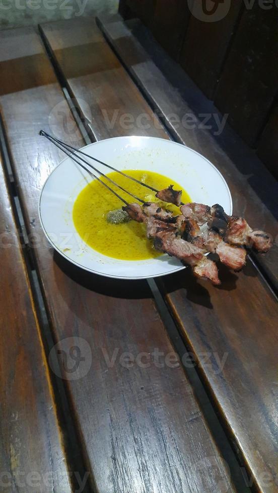 klatak satay fatto a partire dal giovane capra carne, servito con giallo curry la minestra foto