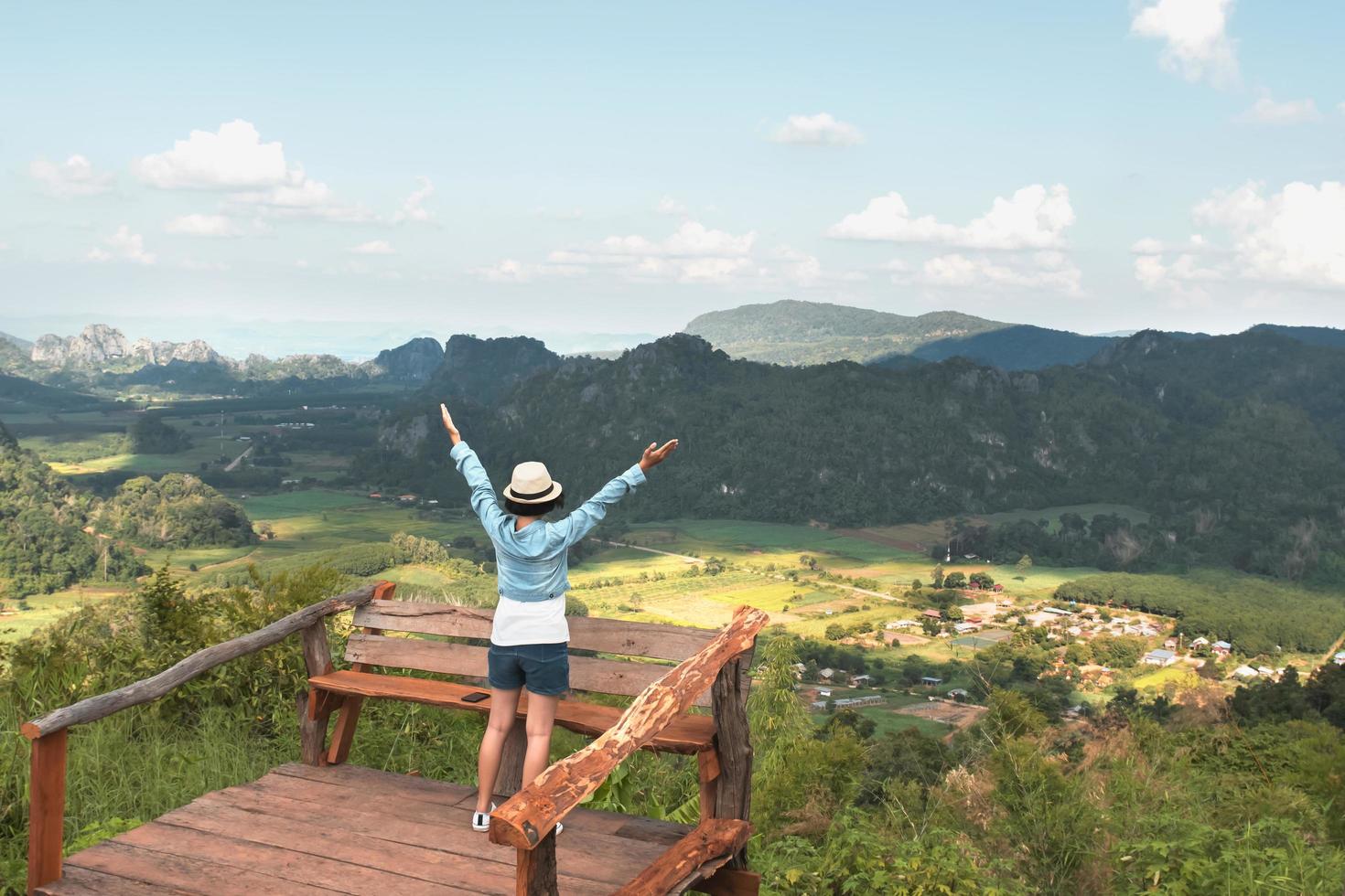 donna viaggiatore godendo Visualizza e contento la libertà a montagne. Tailandia foto