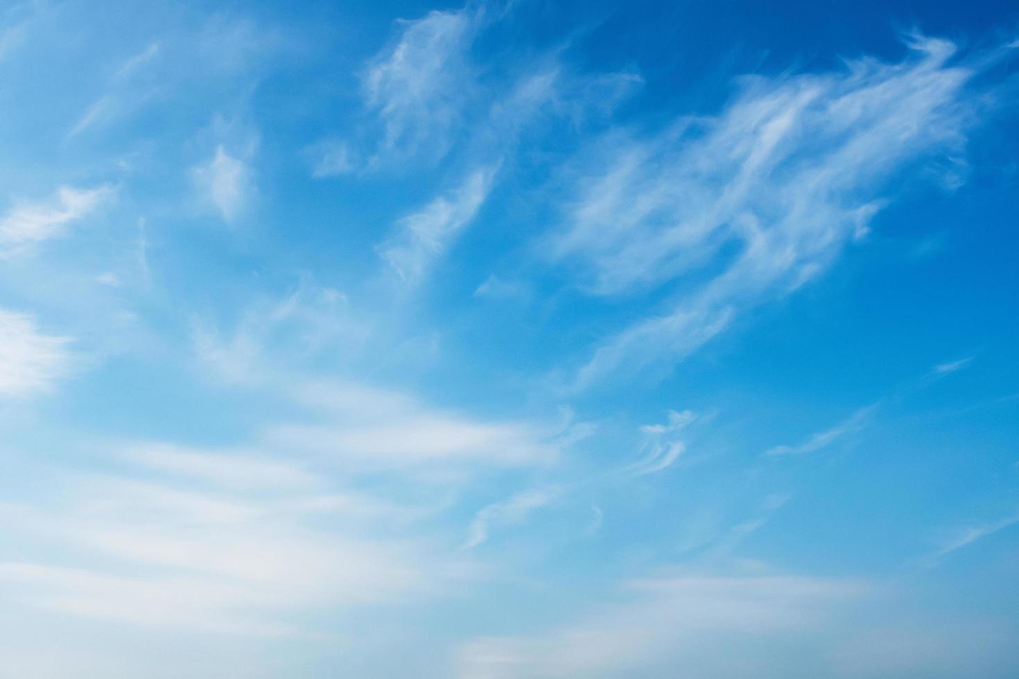 bellezza blu cielo con bianca nuvole sfondo foto