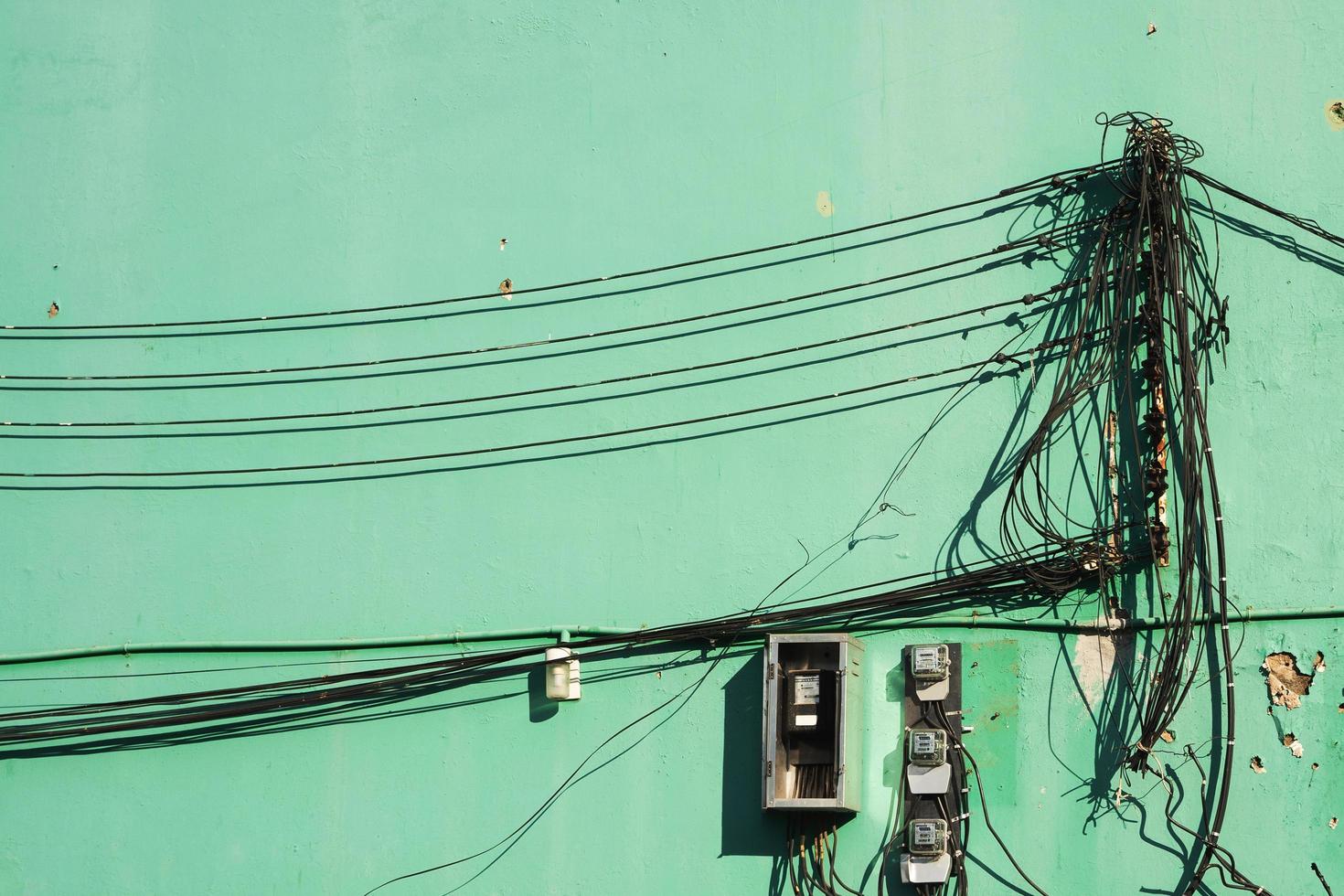 vecchio elettrico filo su verde parete foto