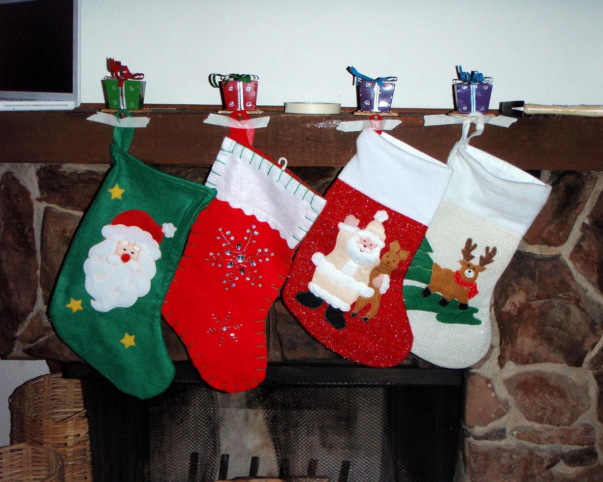 calze di Natale appese a un caminetto foto