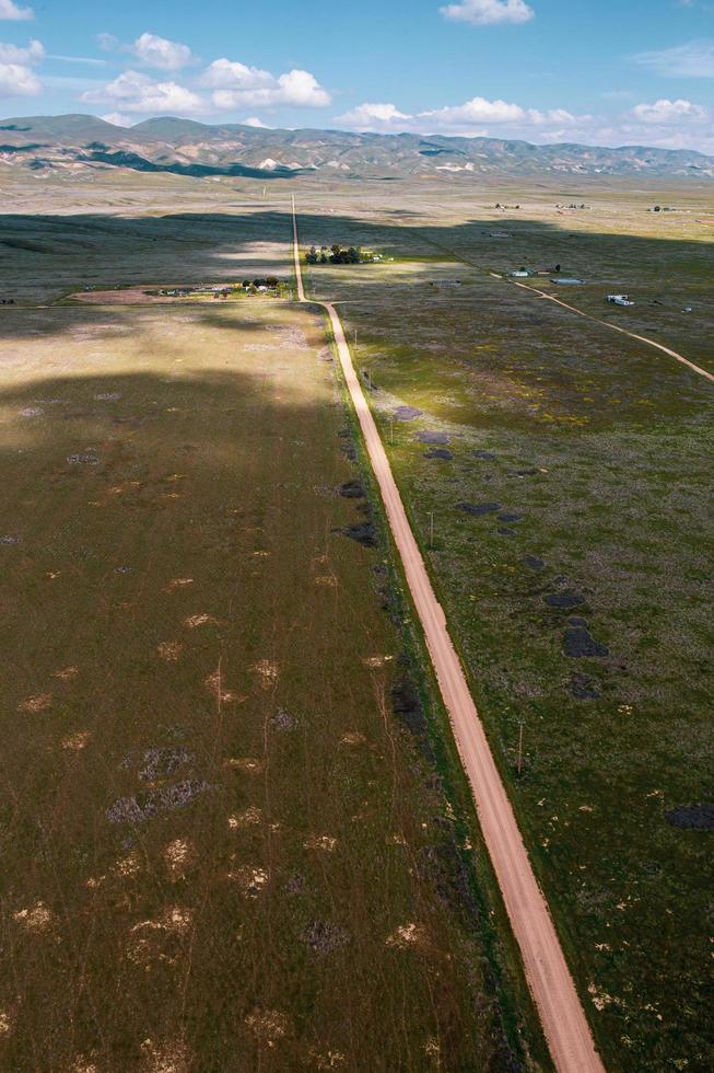 veduta aerea di una strada sterrata in una valle della california foto