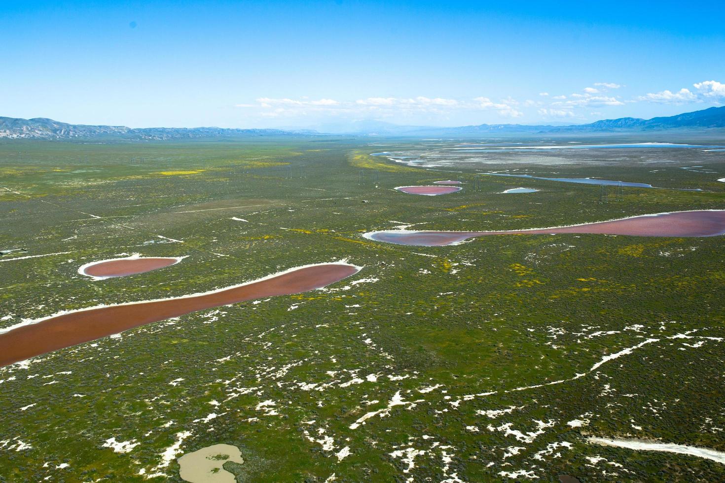 bellissimo lago salato rosa nella valle di montagna della california foto