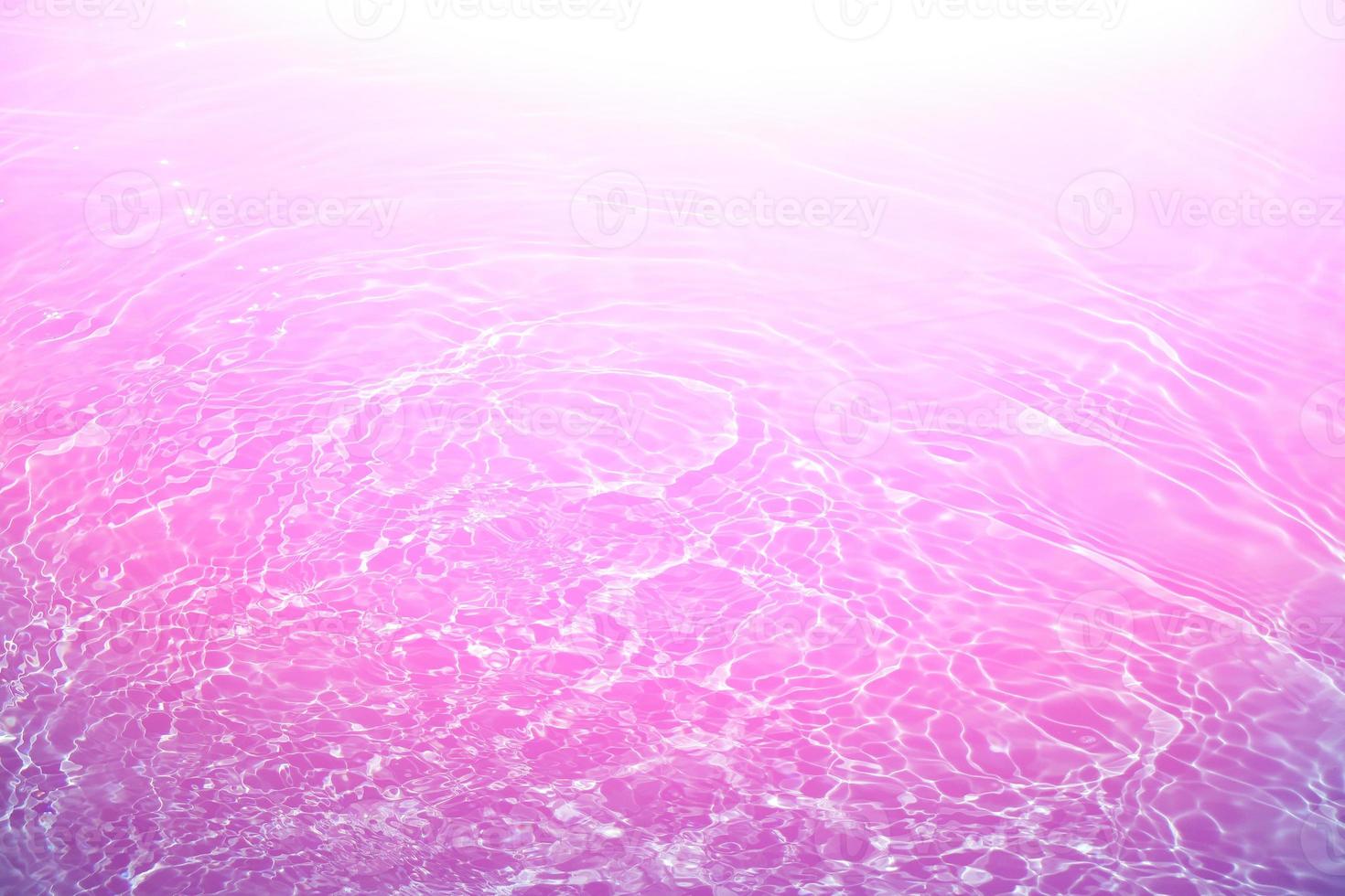defocus sfocato trasparente rosa colorato chiaro calma acqua superficie struttura con spruzzata, bolla. splendente viola acqua ondulazione sfondo. superficie di acqua nel nuoto piscina. viola bolla acqua splendore. foto