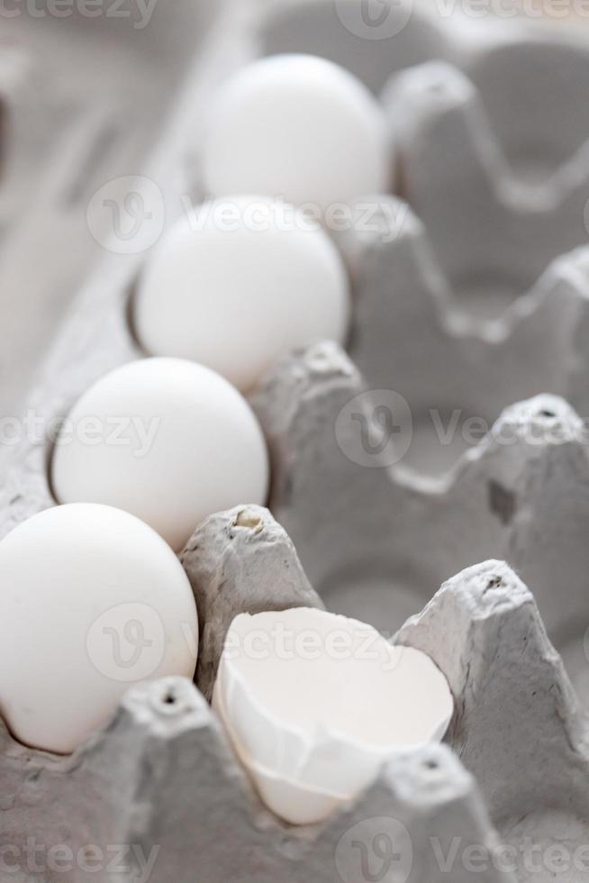scatola di cartone di bianca pollo uova e uovo conchiglie. foto