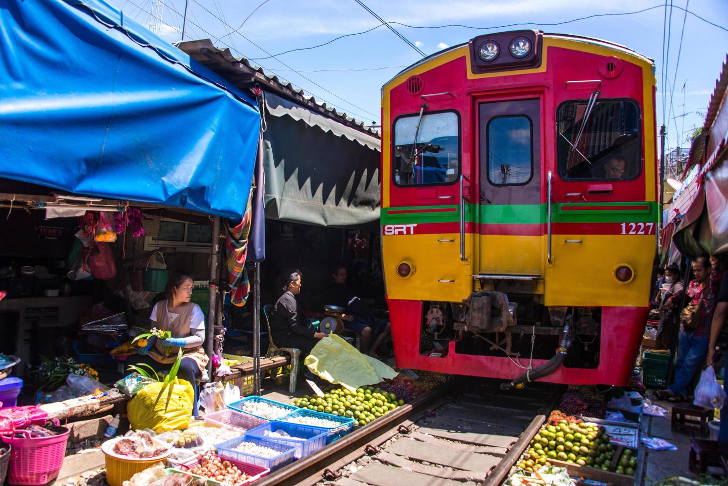 Samut Songkhram, thailandia-settembre 12,2017-i famoso ferrovia mercato o pieghevole ombrello mercato a maeklong, Tailandia, uno di famoso mercato punto di riferimento nel Tailandia. foto